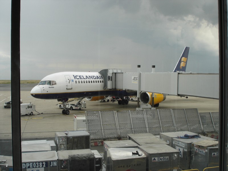 icelandair b757 at cdg