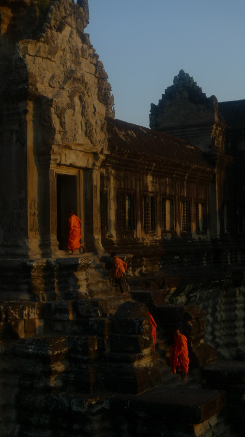 angkor vat 3 monks
