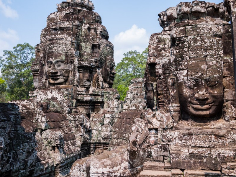 angkor vat smiling statues