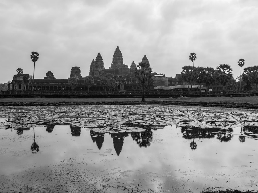 siem reap angkor vat bw