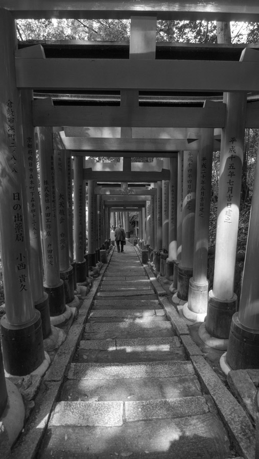 japan kyoto fushimi nari bw
