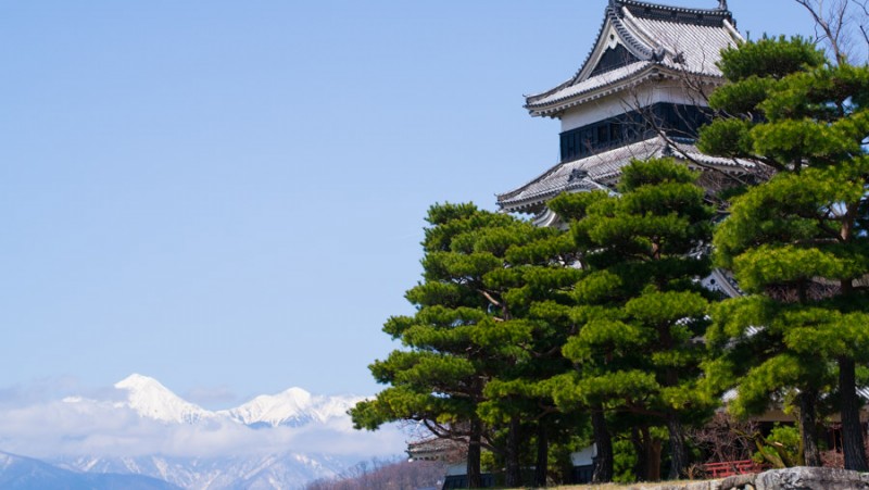 matsumoto castle and mountains