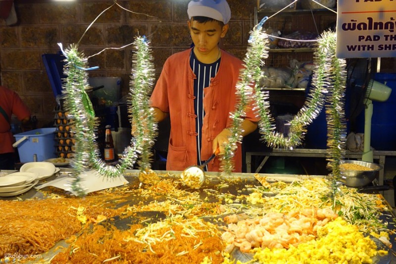 thailand chiang mai pad thai at market