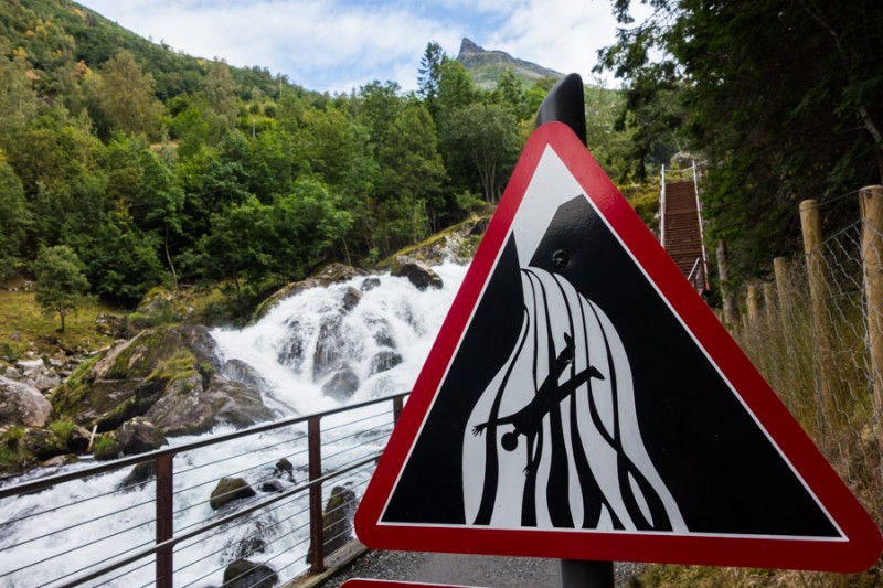 geiranger fjord hike warning sign