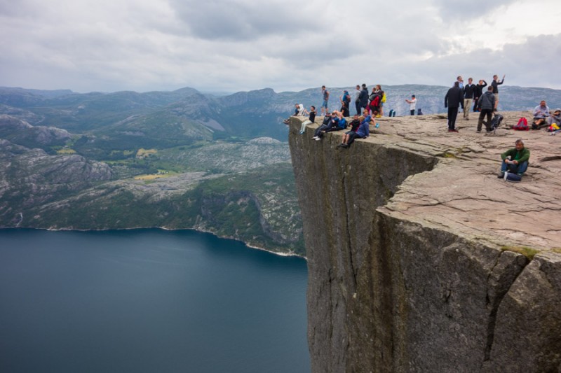 preikestolen people on the edge