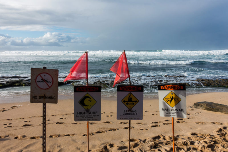 hawaii hookipa beach park warning signs