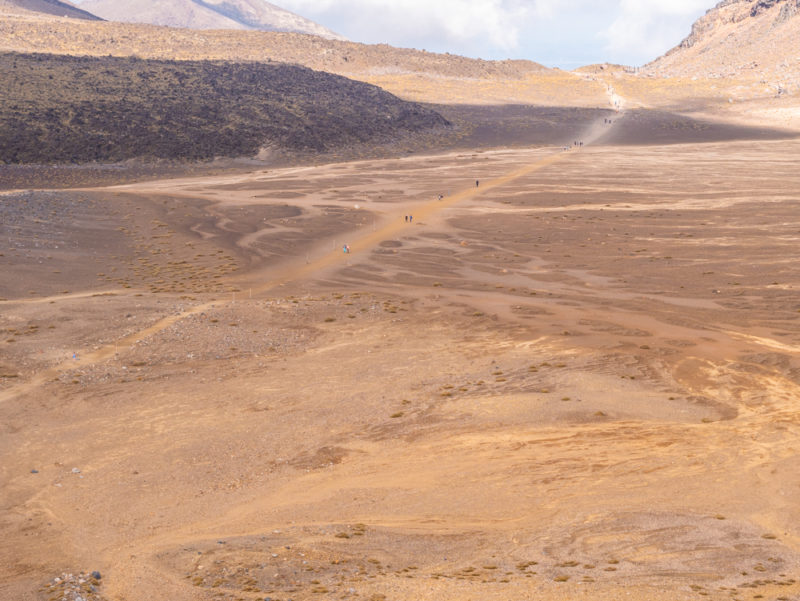 new zealand tongariro crossing desert plateau