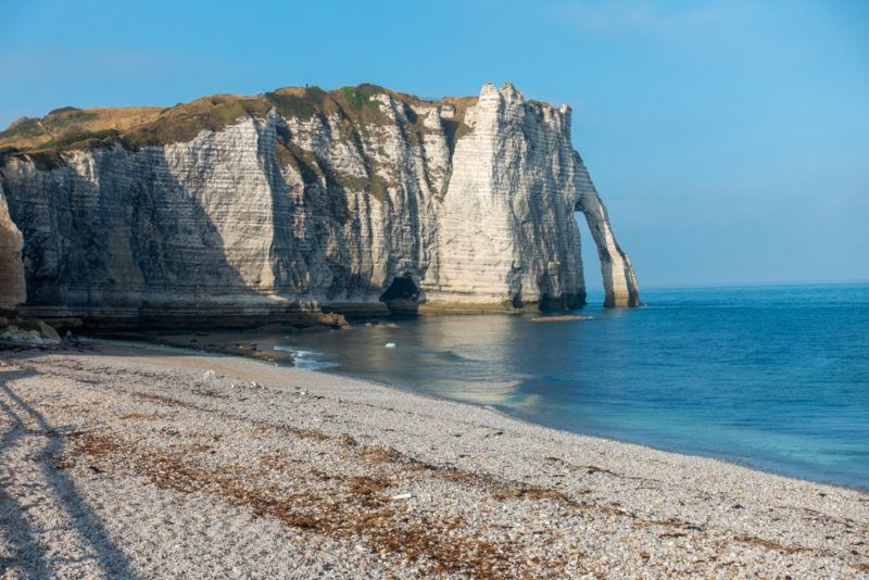 etretat plage et falaise deserte