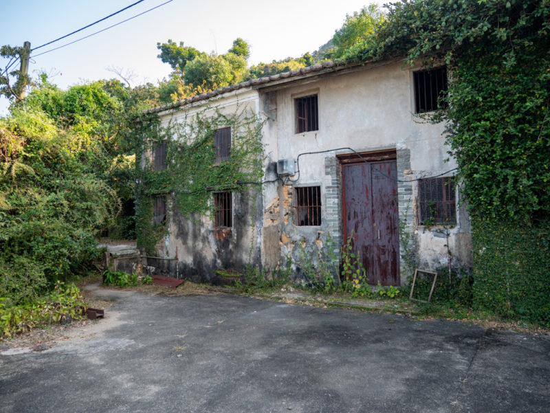tai long wan hiking trail abandoned house