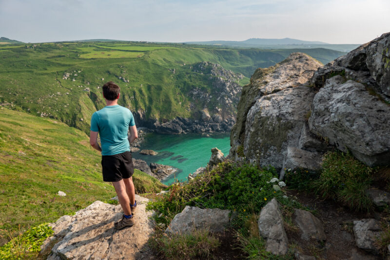 avant de longer la côte et offrir de superbes points de vue