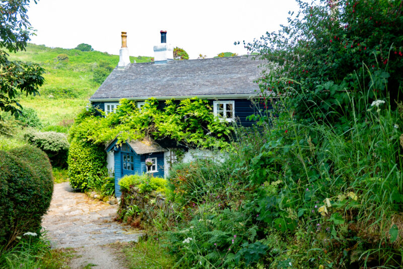 le sentier permet d'admirer de près de superbes cottages