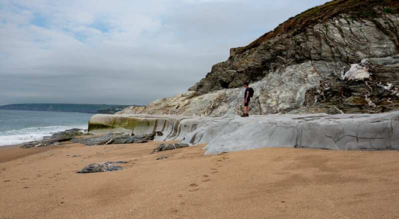 on longe enuite la plage en passant par dessus des rochers