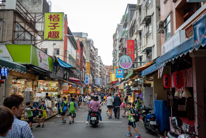 dans les rues animées de Tamsui