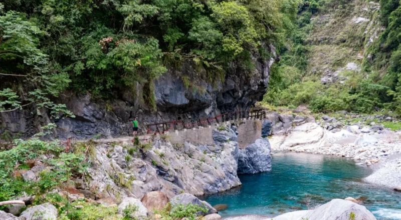 Shakadang Trail sentier sous la roche