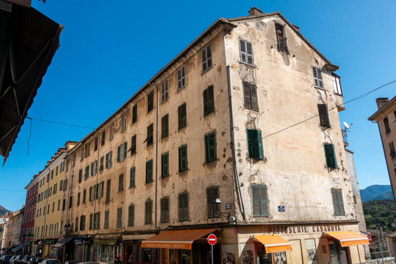 facades defraichies corte