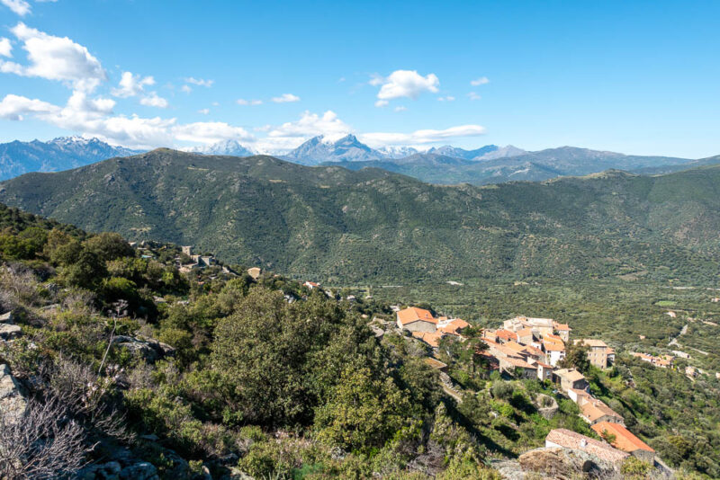 monte astu au dessus de lama